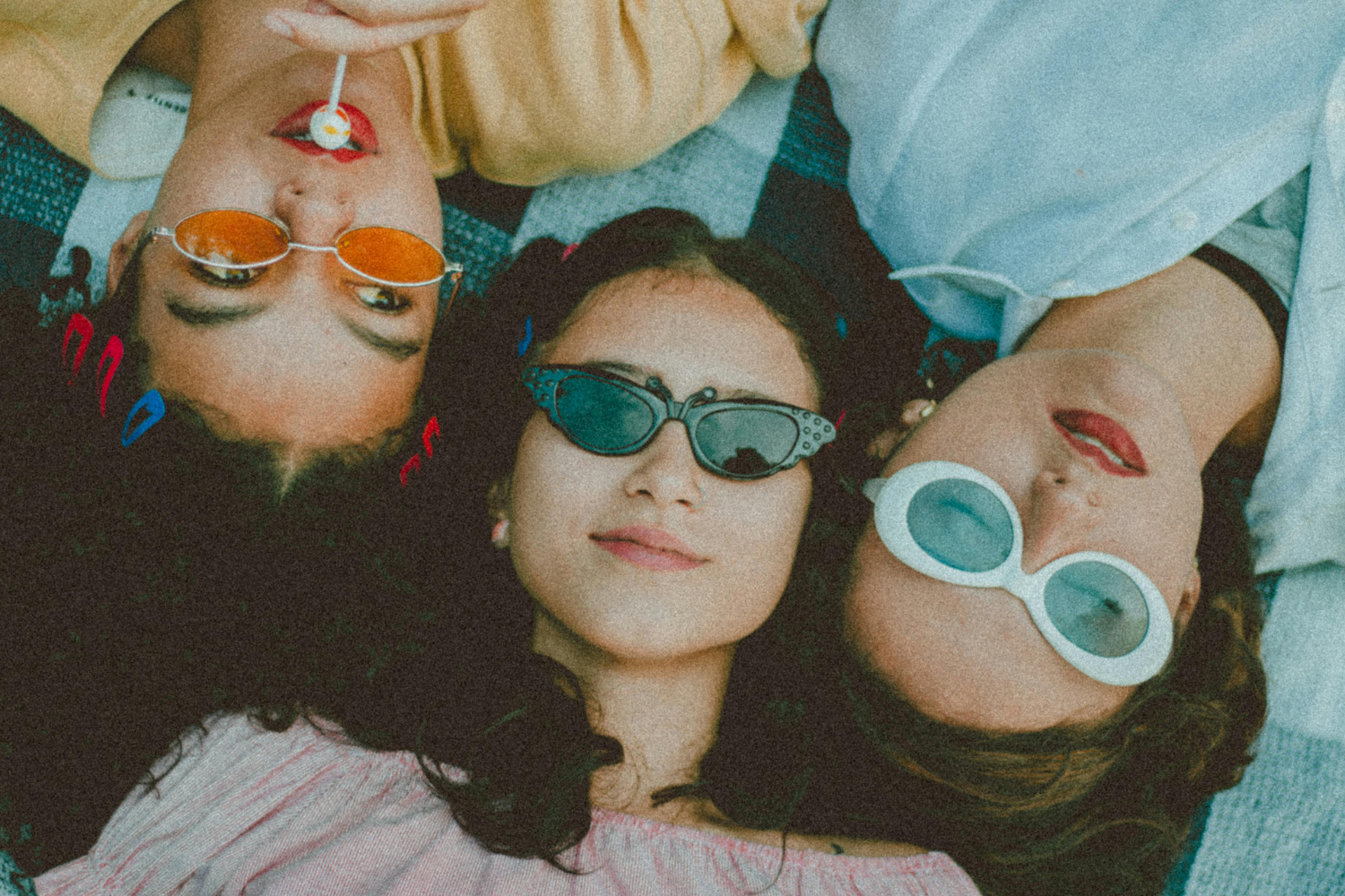 Alunas com óculos coloridos